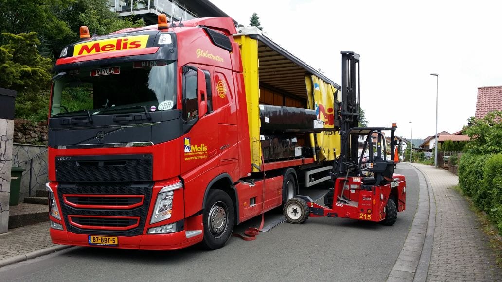 Elektrisch lossen met drie Moffett E4-meeneemheftrucks van Quickstra